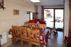 Pokój ze stołem, krzesłami i kanapą w obiekcie Chalet La Combe D Or - Chalet mitoyen en résidence de standing MAE-3884 w mieście Le Mélézet