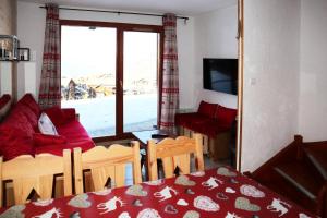 salon z łóżkiem, kanapą i oknem w obiekcie Chalet La Combe D Or - Chalet mitoyen en résidence de standing MAE-3884 w mieście Le Mélézet