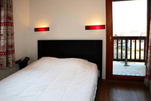 sypialnia z białym łóżkiem i oknem w obiekcie Chalet La Combe D Or - Chalet mitoyen en résidence de standing MAE-3884 w mieście Le Mélézet +13 zdjęć
