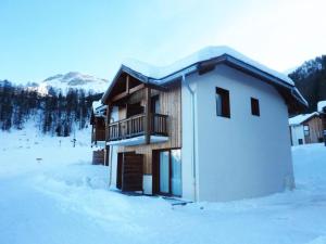 budynek z balkonem w śniegu w obiekcie Chalet La Combe D Or - Chalet mitoyen en résidence de standing MAE-3884 w mieście Le Mélézet