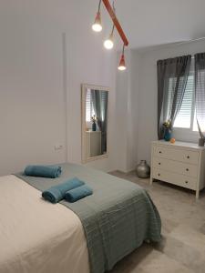 - une chambre avec un grand lit et des oreillers bleus dans l'établissement Fantástico apartamento VFT MA 75455, à Manilva