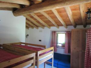 a bedroom with two bunk beds and a window at Agriturismo AGRIMON in Sabbio Chiese