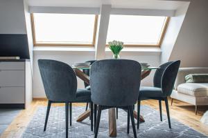 a dining room with a glass table and chairs at Apartament Sarenka in Rogożnik +2 photos
