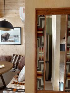 sala de estar con puerta corredera de cristal en Yellowstone Peaks Hotel, en Island Park