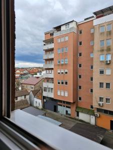 een raam met uitzicht op de stad bij Apartmani Borko 3-3 in Loznica