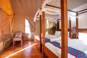 ディアニ・ビーチにあるBora Bora Luxury Tented Camp Diani Beachのテント内の二段ベッド2台が備わるベッドルーム1室