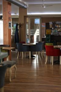 - une salle à manger avec une table et des chaises dans l'établissement Meridiana Hotel, à Novi Sad