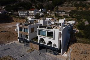 una casa en la cima de una colina en Complex Wind Rose, en Marusici 