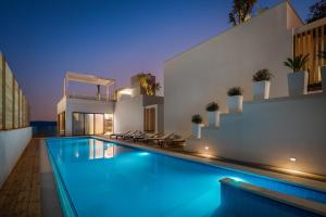 una villa con piscina por la noche en Complex Wind Rose, en Marusici 