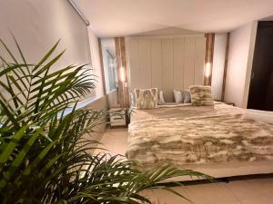 En eller flere senge i et værelse på POBLADO PARK LUXURY APARTMENT's