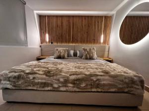 En eller flere senge i et værelse på POBLADO PARK LUXURY APARTMENT's + 18 billeder