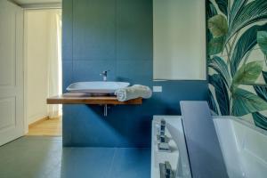 een badkamer met een wastafel en een blauwe muur bij Agrirelais La Bolla in Agliè