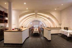 ein Restaurant mit einem langen Flur mit einem langen Tisch in der Unterkunft Hotel Deutschherrenhof in Zeltingen-Rachtig