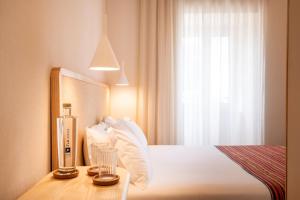 una camera d'albergo con letto e finestra di Praia FLH Hotels Ericeira a Ericeira