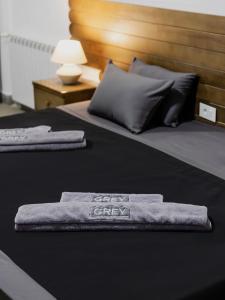 Duas camas com toalhas num quarto em Grey escape apartments em Qalḩāt