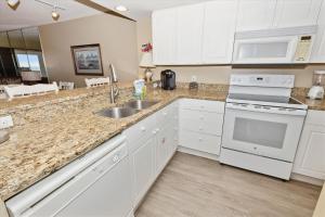 Kuchyň nebo kuchyňský kout v ubytování SeaCrest 604 condo