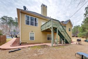 una casa con una escalera en el lateral de ella en Lawrenceville Apt with Pool Table about 30 Mi to Atlanta, en Lawrenceville