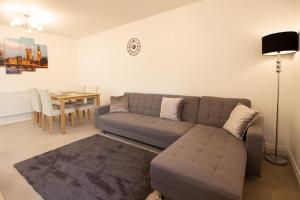 OPP Exeter - Lovely 2 bed offering BIG SAVINGS booking 7 days or more! tesisinde bir oturma alanı