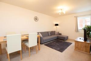 uma sala de estar com um sofá e uma mesa em OPP Exeter - Lovely 2 bed offering BIG SAVINGS booking 7 days or more! em Exeter