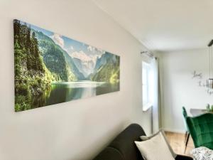 ein Wohnzimmer mit einem großen Gemälde an der Wand in der Unterkunft ElbOase - Radfahrer willkommen! in Dresden