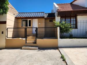 uma casa com um portão em frente em DEPARTAMENTO CENTRO em Zapala