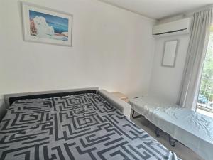 - une chambre avec un lit et une fenêtre dans l'établissement Studio Bord de Mer Boulouris à Saint Raphaël, à Saint-Raphaël