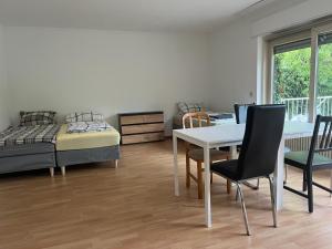 - un salon avec une table, des chaises et un lit dans l'établissement Monteurzimmer In Durlach! By Simplex, à Karlsruhe