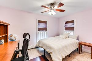 1 dormitorio con cama, escritorio y ventilador de techo en New York Escape Near Times Square and Central Park!, en Port Washington