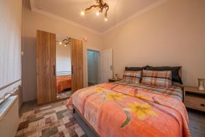 a bedroom with a bed and a large mirror at Kapadokya Hatice Ana Tatil Evi in Urgup