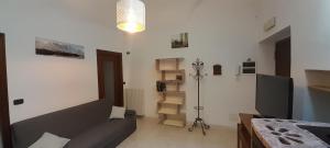 Cette chambre comprend un lit et une table. dans l'établissement u' caruggiu de cisan, à Cisano sul Neva