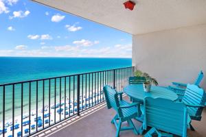 een balkon met een tafel en stoelen en de oceaan bij Phoenix 10 Unit 1514 in Orange Beach