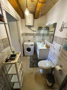 シラクーサにあるCasa Marilu’のトイレと洗面台のある小さなバスルーム