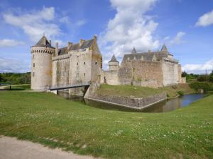 een kasteel met een rivier ervoor bij Ty Maez - Calme et confort à Sarzeau- Les Gites de Rhuys in Sarzeau