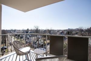 balkon z krzesłami i widokiem na miasto w obiekcie Perfect Executive Studio at Clarendon w mieście Arlington