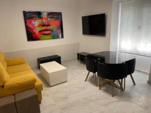 ein Wohnzimmer mit einem Sofa und einem Tisch in der Unterkunft Castillo Principal in Almansa