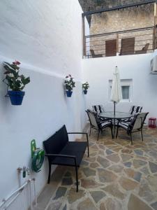 a patio with a table and chairs in a room at Castillo Principal in Almansa
