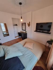 uma cama grande num quarto com uma secretária em LE CONCORDE em Gien