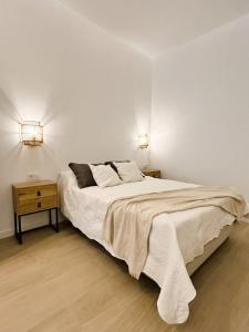 1 dormitorio con 1 cama grande y 2 mesitas de noche en Estudio a Estrenar a metros de los Jardines del Turia, en Valencia