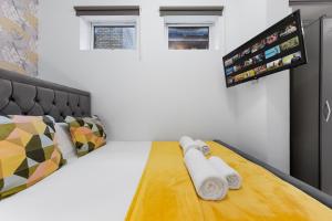 a bedroom with a bed with towels on it at Serviced Modern Studio Flat - Sleeps 2 - Good Links to King Cross, Euston, Finchley Road Station - NW3 London in London