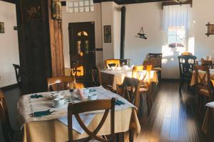 - un restaurant avec des tables et des chaises dans une salle dans l'établissement BUJTINA Valbonë, à Valbonë