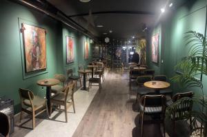 Un restaurante u otro lugar para comer en 38 Apartment 3