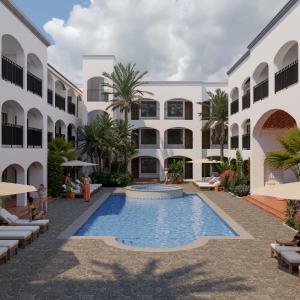 聖何塞德爾卡沃的住宿－Tropicana Los Cabos，享有带游泳池的建筑的外部景色