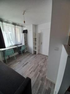 Et tv og/eller underholdning på studio Palais de Justice