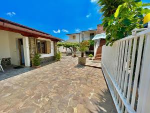 Villa Arco في بالينورو: فناء أمام منزل به سياج أبيض +13 صورة
