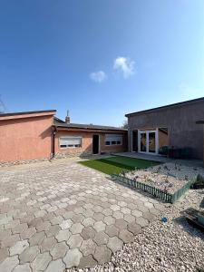 - un bâtiment avec une terrasse en pierre en face dans l'établissement Casa Dutu, à Tuzla