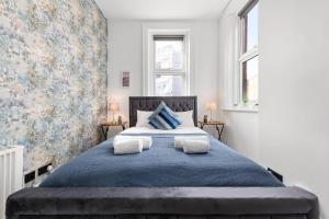 Tempat tidur dalam kamar di Modern 2 Bedroom Flat - Near Primrose Hill, Camden Market, Regent's Park - Good Links to Kings Cross, Euston, Finchley Road Station - NW3 London