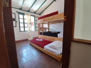 een kamer met 2 stapelbedden en een raam bij ALMANIK VIAJERO in Villa de Leyva