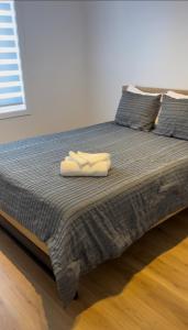 uma cama com duas toalhas brancas em cima em Le Zenitude hébergement em Chateau Richer