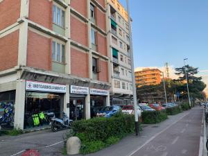 ein Gebäude mit einem Motorrad neben einer Straße in der Unterkunft Venere Apartment in Florenz