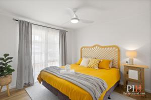 ein Schlafzimmer mit einem gelben Bett und einem Fenster in der Unterkunft Couples Retreat in Cowes sleep 4 in Cowes